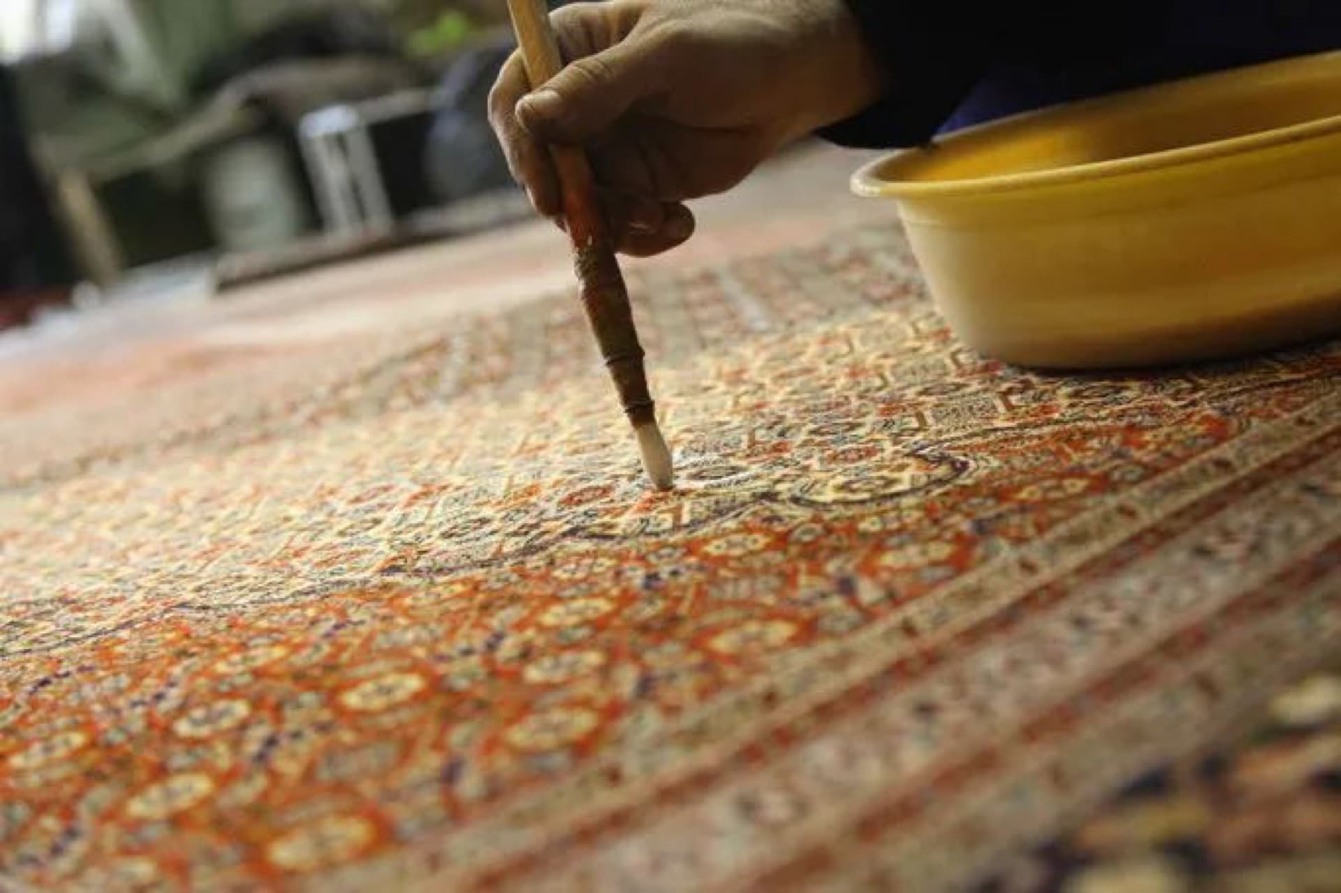 Teppich wird mit Originalfarben gefärbt